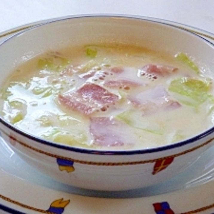 昆布茶が隠し味♪ ベーコンとキャベツのミルクスープ